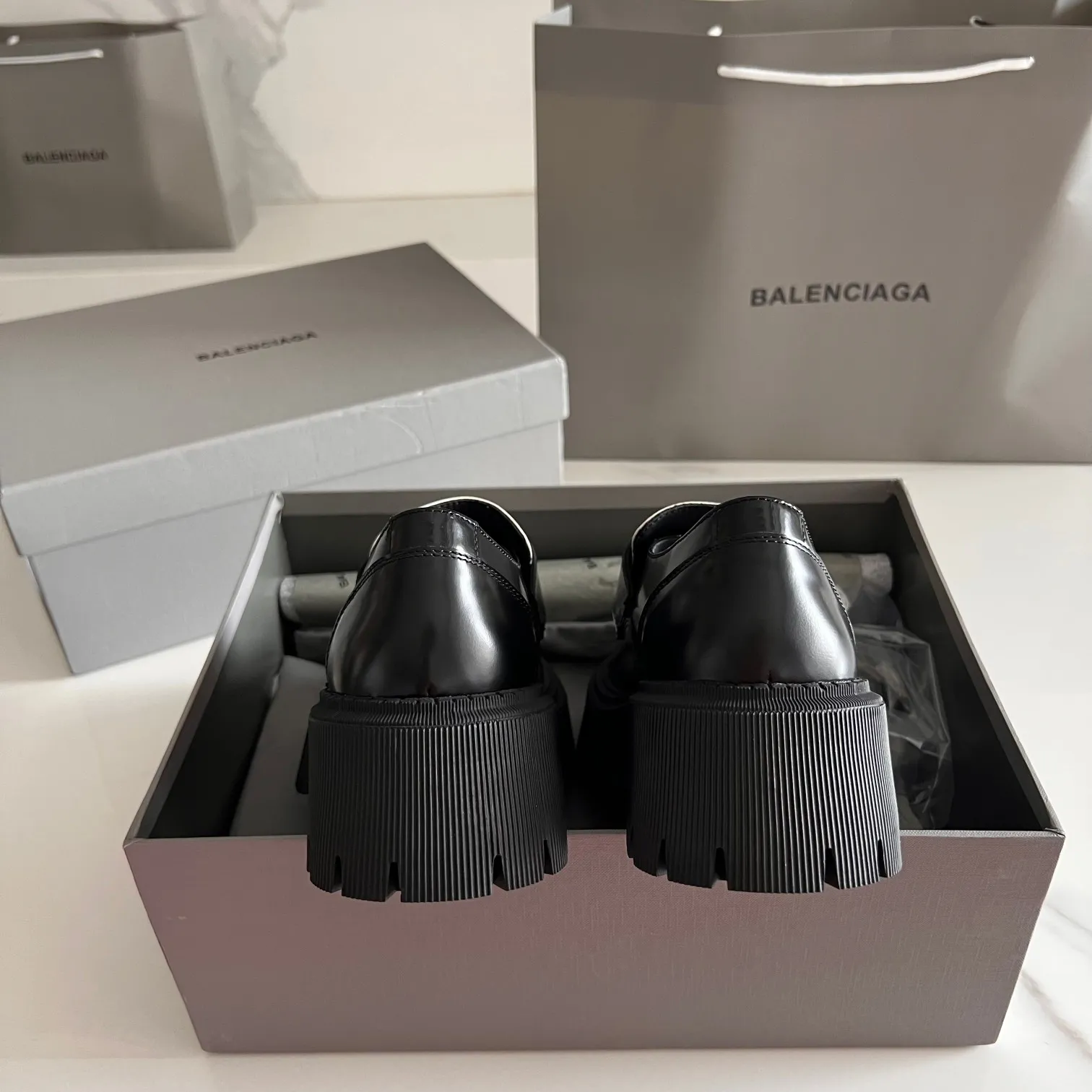 👟👟Ex-factory price 600👟👟 BALENCIAGA# Balenciaga's new big-toe derby shoes TRACTOR big-toe derby shoes loafers👞 Original medium-gloss open-edge beaded cowhide. Restrained and stylish. Matched with the brand logo on the shoe cover. The rhythm of closing your eyes. The lining and feet are made of black silk cowhide. The texture is soft and delicate. The gear-shaped rubber outsole is 5cm higher. Size: 35-40 (customization of 40 pieces is not returnable)